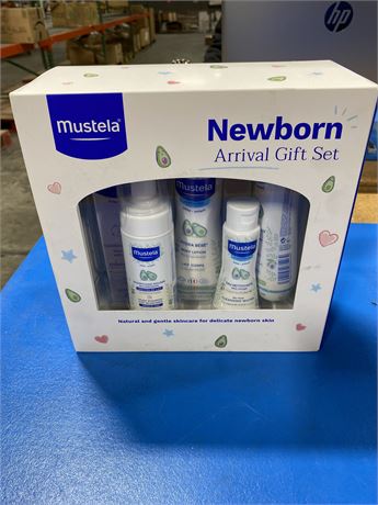 Mustela Newborn Arrival Baby Bath and Body Gift Set