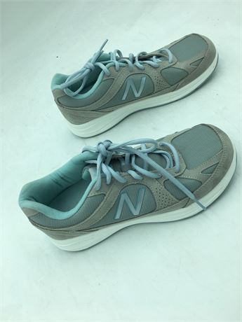 New Balance: 877 V1 Walking Shoe- Women- Silver - Size 9