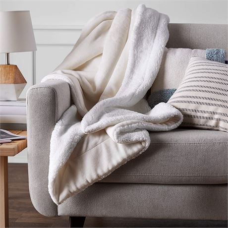 Amazon Basics Ultra-Soft Micromink Sherpa Blanket