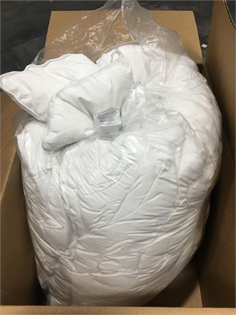 Amazon Basics White Comforter King