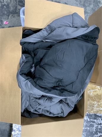 Comforter, Reversable, Light Grey/Black, Size Unknown