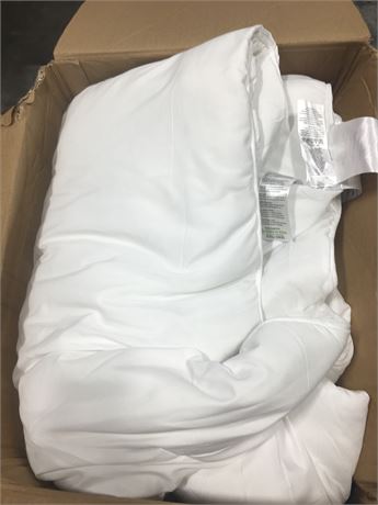 Amazon Basics Comforter White