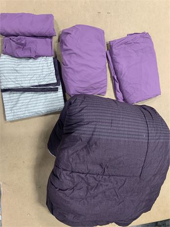 Comfoter With 4 Peice Sheet Set, Size Unknown